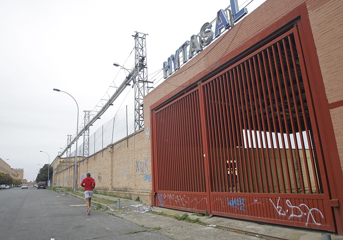Naves de Hytasal en el Cerro del Águila