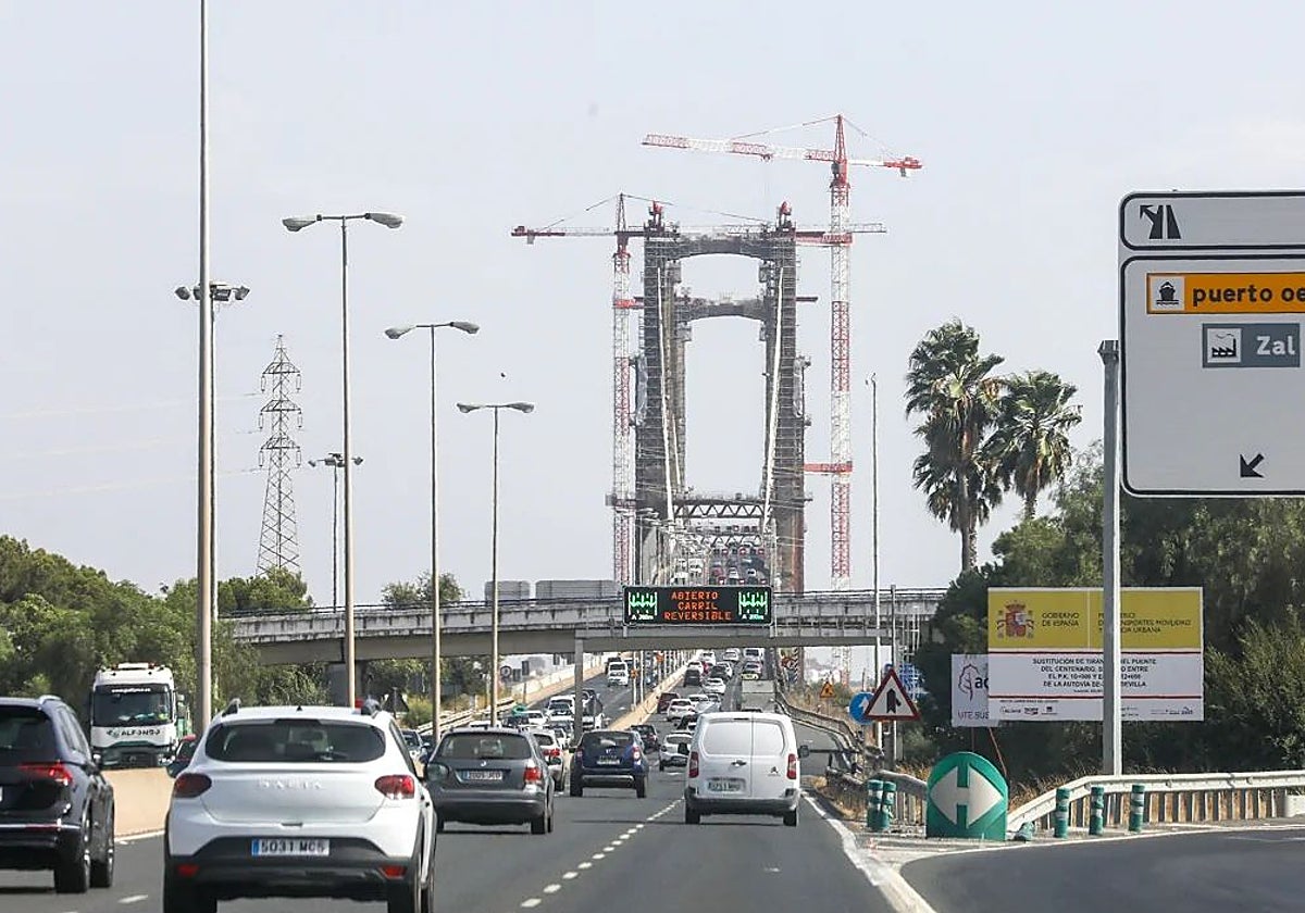 Los accidentes han colapsado el tráfico del puente del Centenario