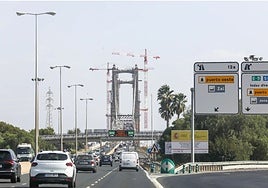 El puente del Centenario de Sevilla, afectado por la colisión de dos coches y el incendio de otro