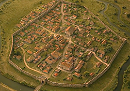 «Julio César me cercó de muros y torres altas…»