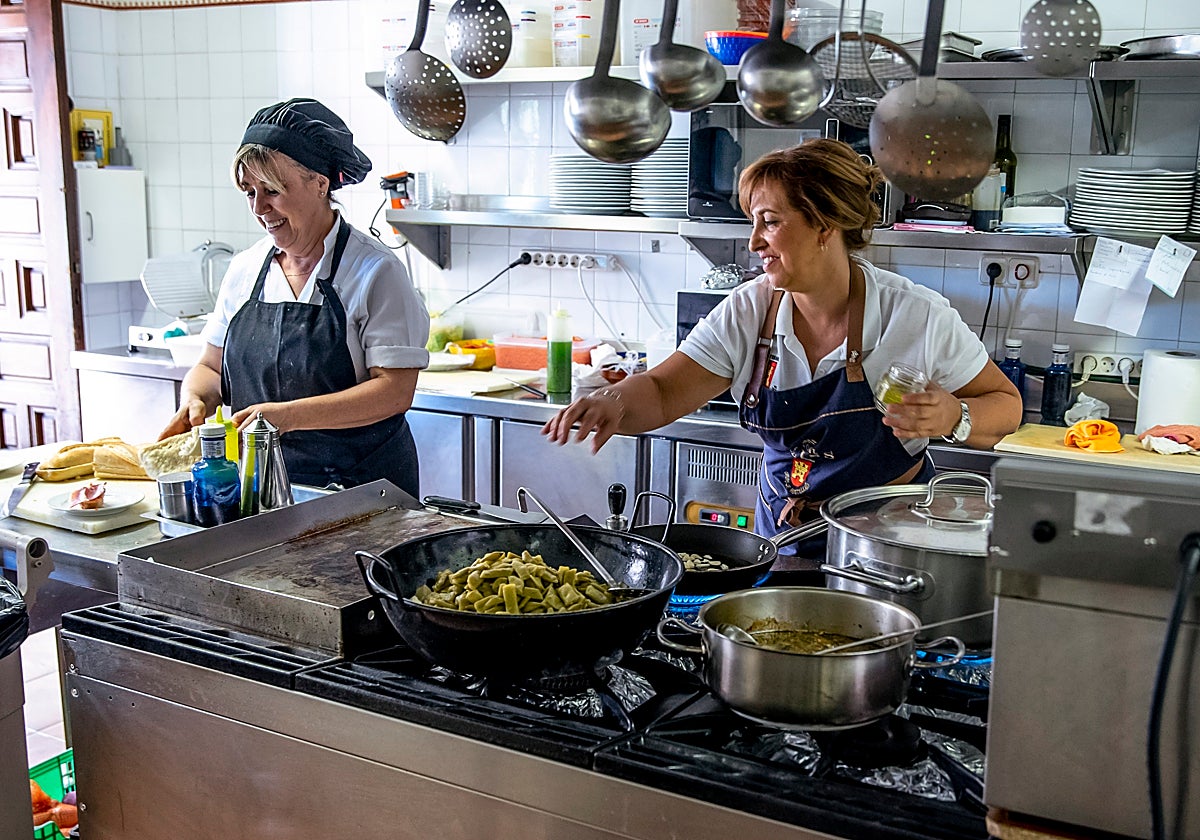 Dos trabajadoras en la cocina de un restaurante