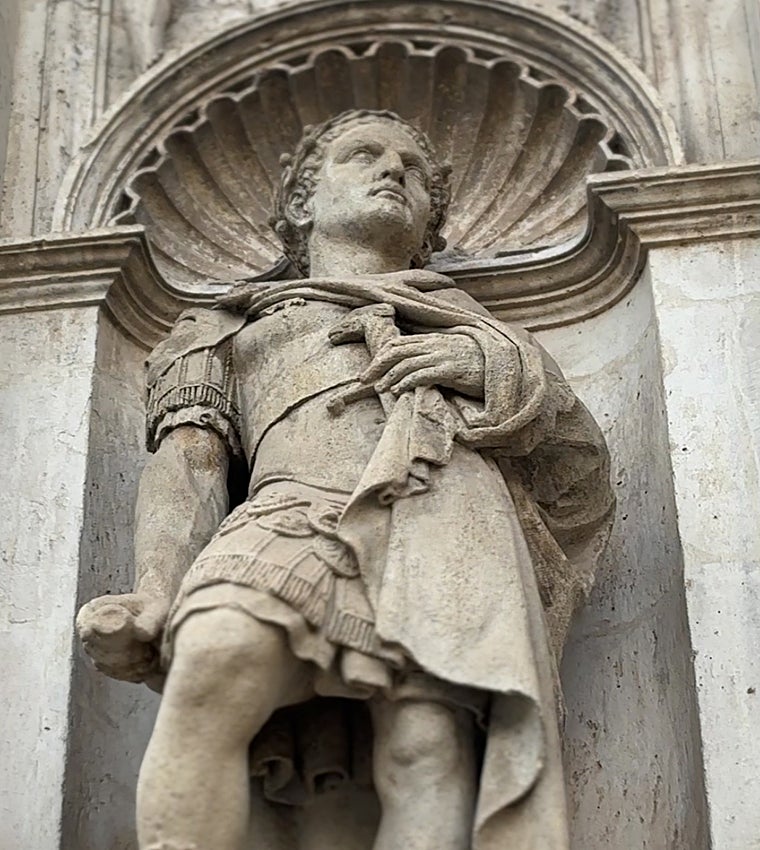 Escultura del siglo XIX de Julio César en la hornacina junto al arquillo del Ayuntamiento de Sevilla, quien según la tradición le dio el status de colonia y la cercó «de muros y torres altas»