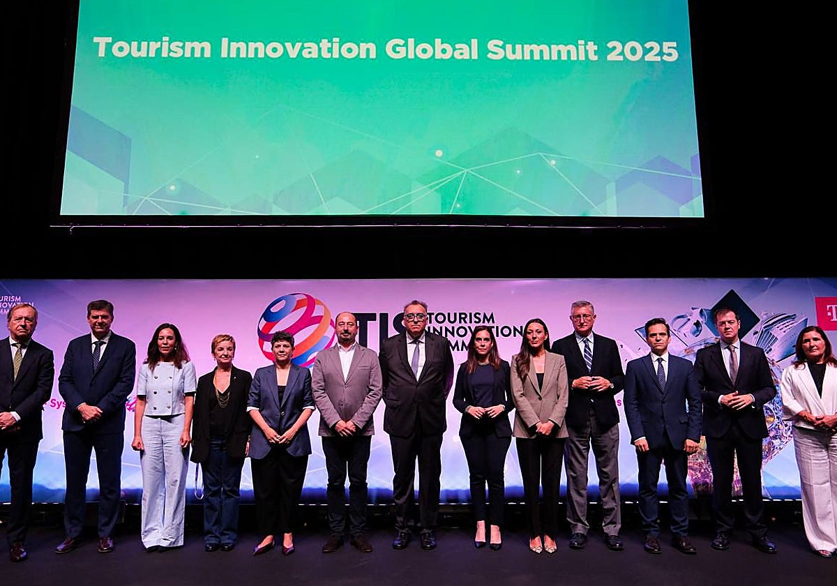 En el centro, Arturo Bernal, junto a los doce consejeros de turismo españoles que firman la declaración