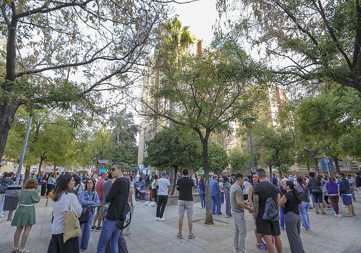 Concentración por Sandra Peña, menor que se suicidó por presunto acoso escolar, en la plazoleta situada junto al colegio las Irlandesas de Lorento, en el barrio de San Carlos