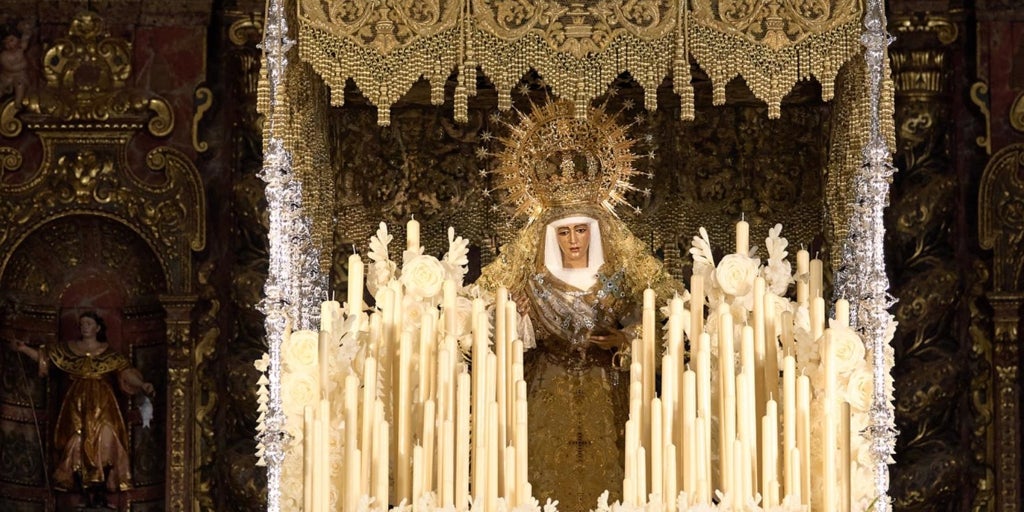 La Esperanza de Triana, en su paso de palio, en San Jacinto