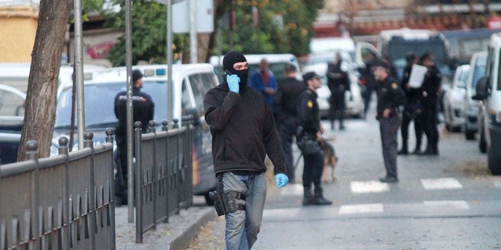 Macrodespliegue policial y cierre parcial del barrio sevillano de Los Pajaritos en una operación antidroga