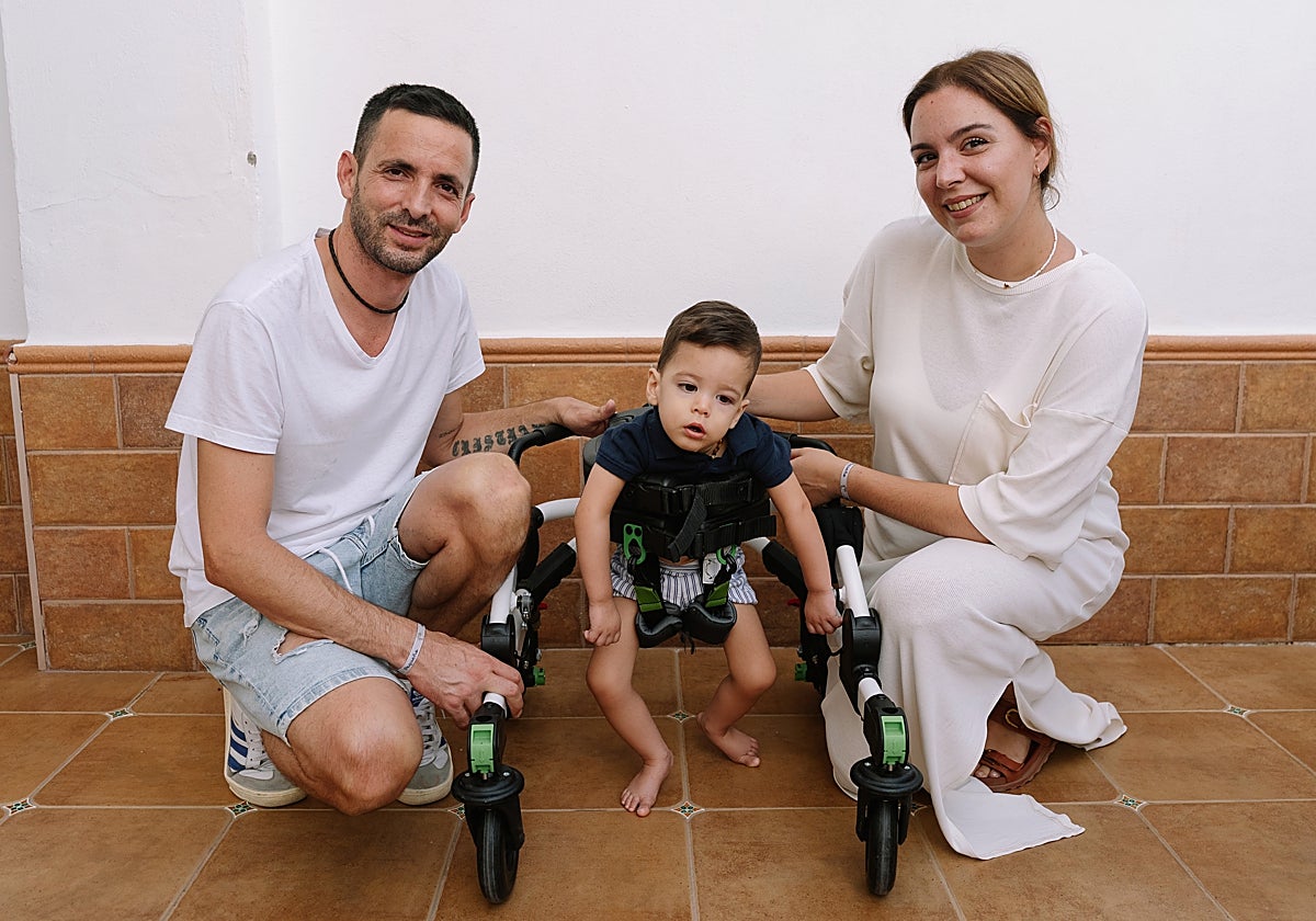 El pequeño Martín junto a sus padres, Javi y Patricia