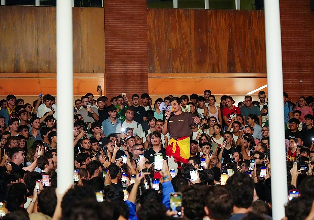 Vito Quiles se dirige a sus partidarios en la UPO