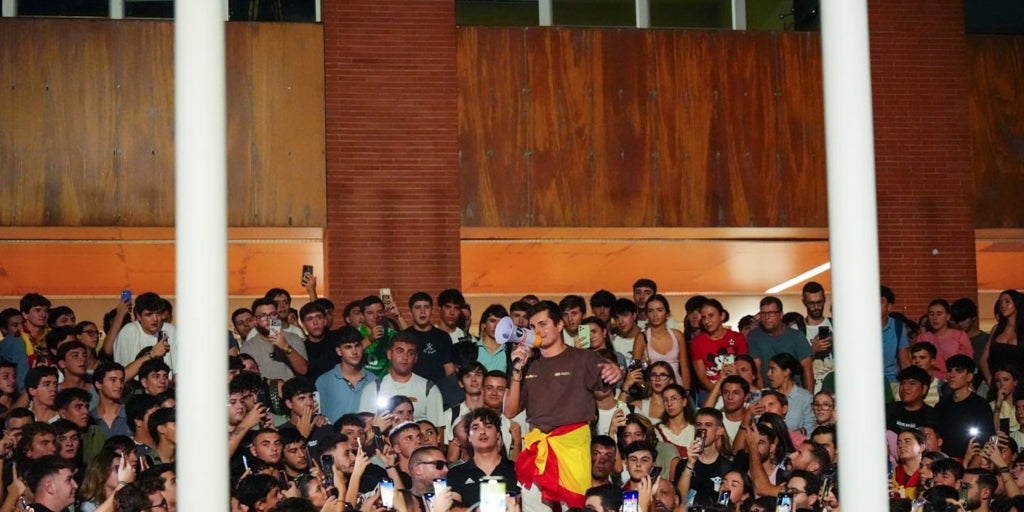 Despliegue policial ante el encontronazo entre partidarios y detractores de la presencia de Vito Quiles en la UPO