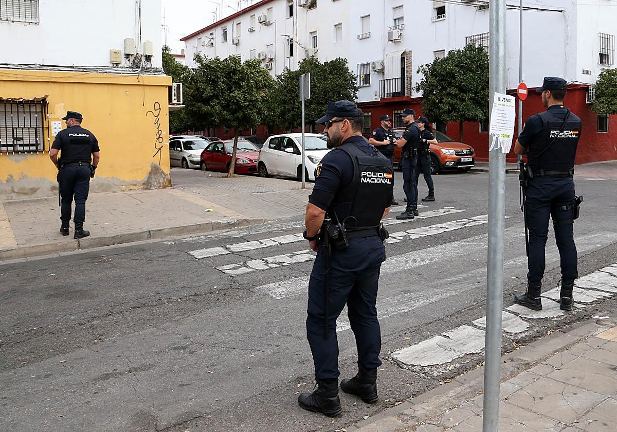 Despliegue policial en el barrio sevillano de los Pajaritos