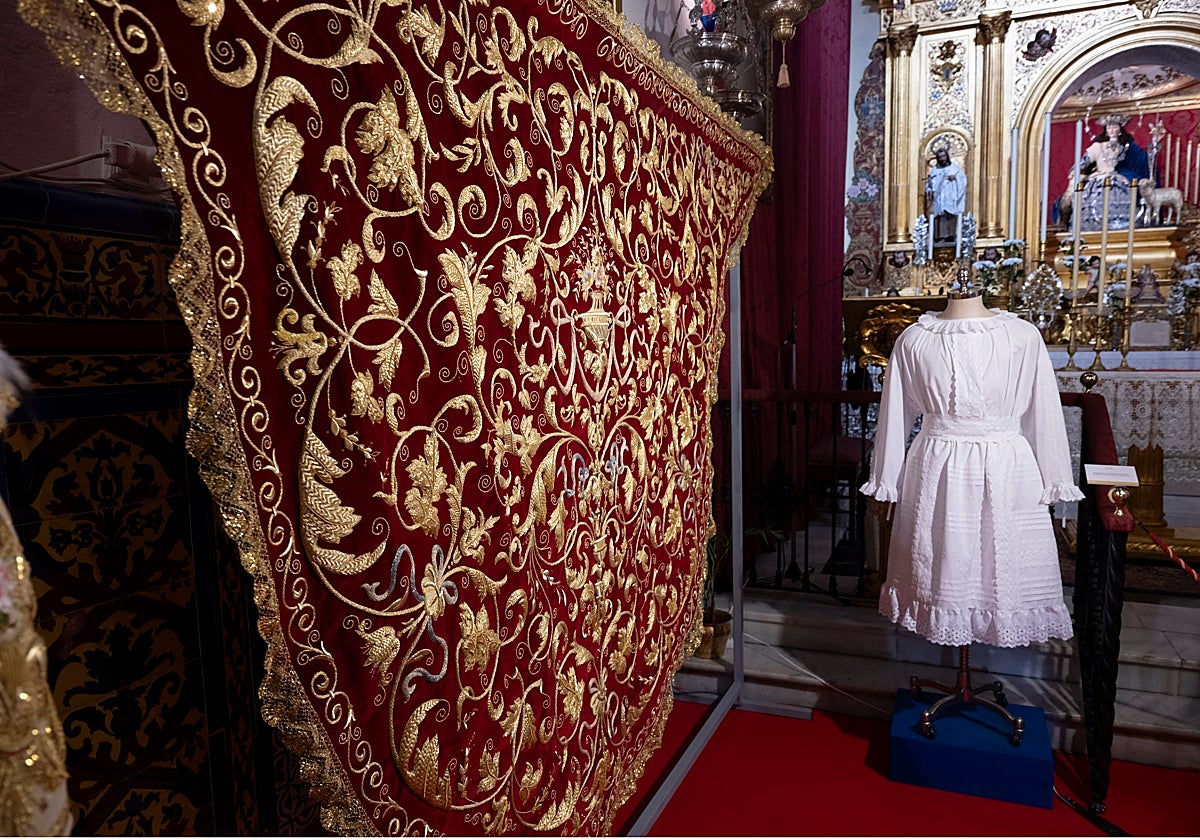 Exposición de los estrenos de la coronación de la Pastora de Santa Marina