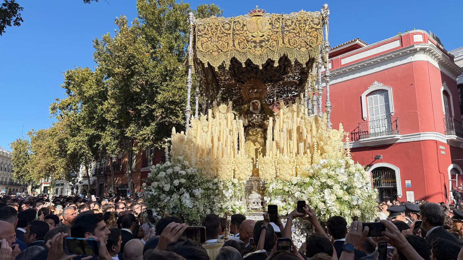 En imágenes, el traslado de la Esperanza de Triana a la Catedral