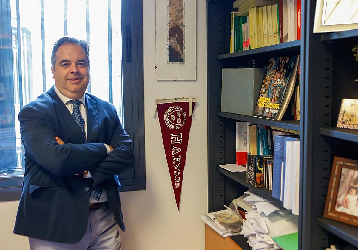 Antonio José Sánchez en su despacho de la Facultad de Derecho de Sevilla