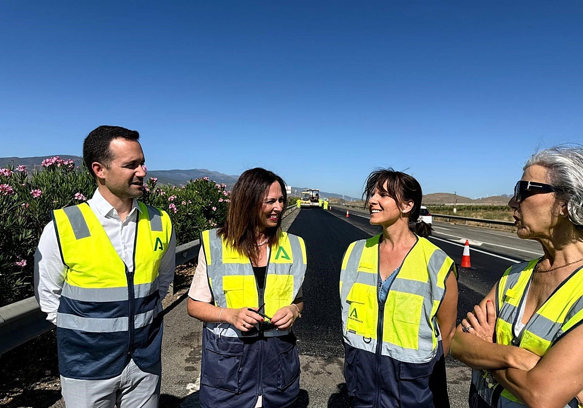 La consejera de Fomento, Rocío Díaz, en las obras de reasfaltado de la autovía Jerez-Los Barrios