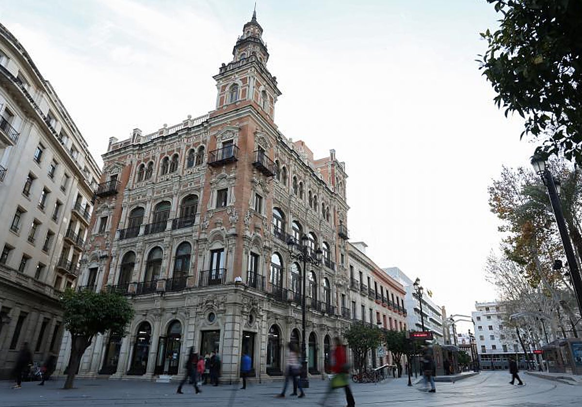 Edificio histórico de Telefónica en la Plaza Nueva