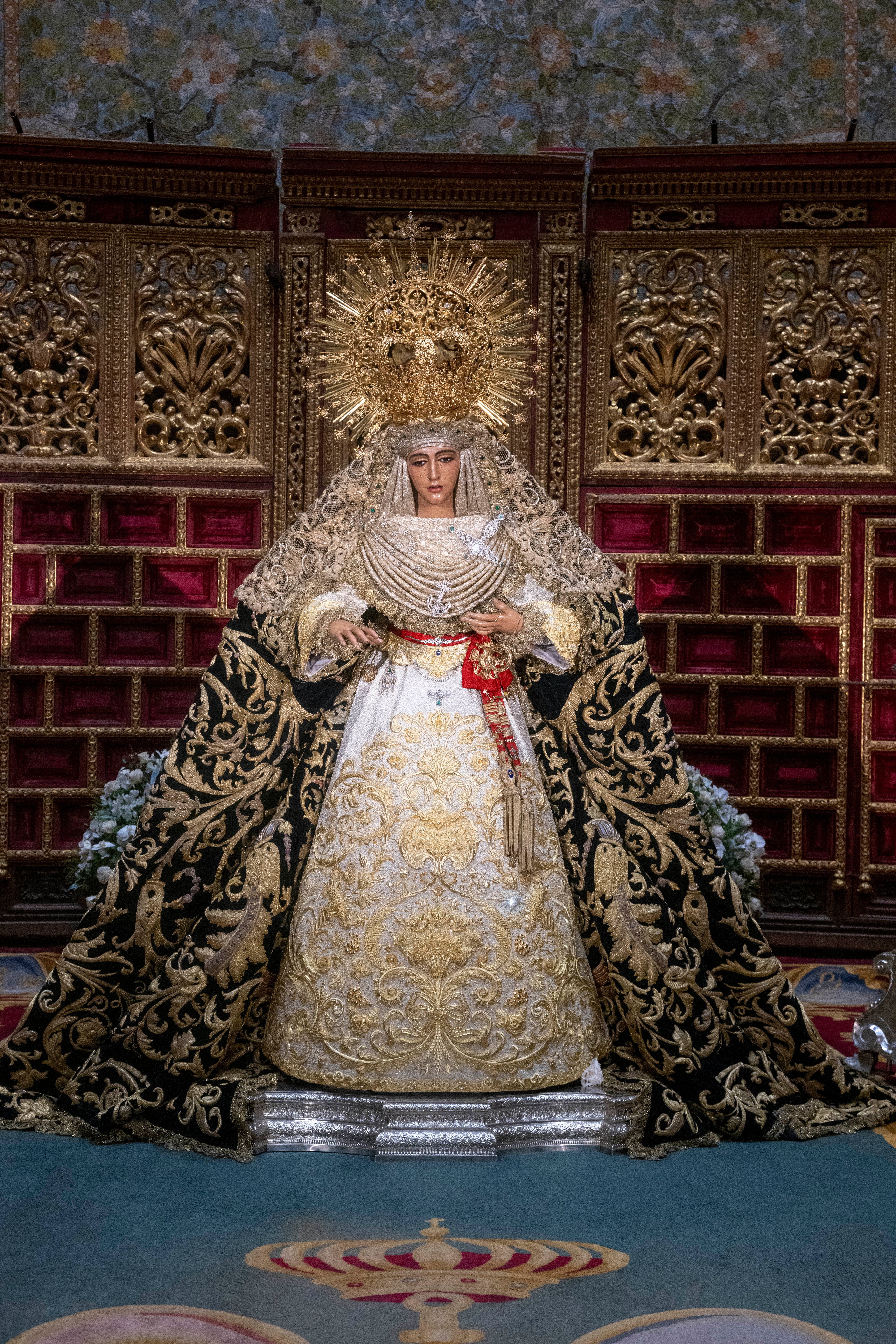 El besamanos extraordinario de la Esperanza de Triana en la Catedral de Sevilla