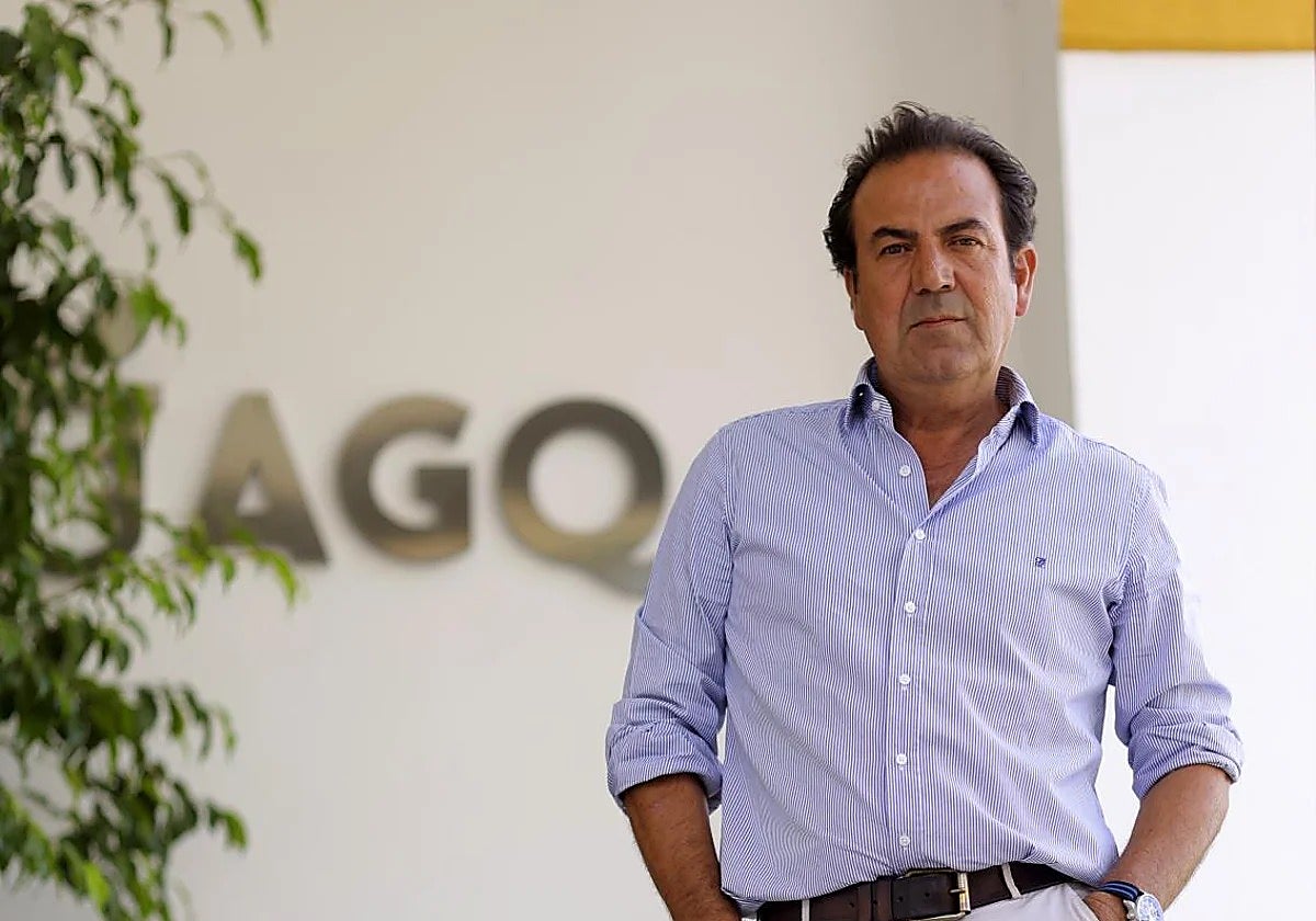 El CEO y fundador de AGQ, Estanislao Martínez, posa junto a las instalaciones de la firma