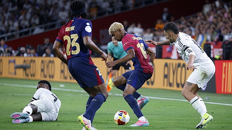 Dani Ceballos observa a Lamine Yamal ante Vinicius y Koundé en el Barcelona - Real Madrid de la Copa del Rey 2024-25