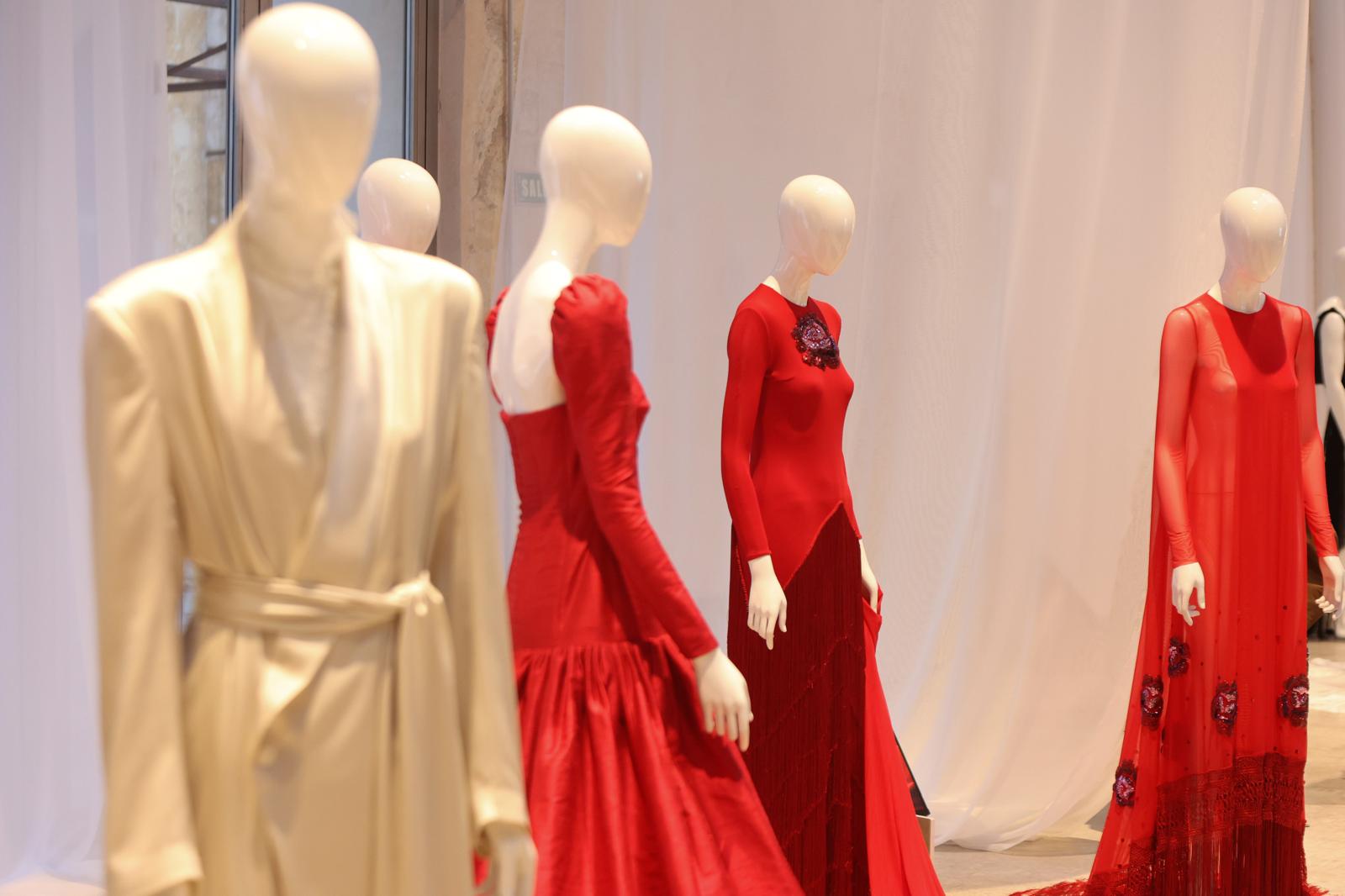 Diversos trajes repartidos por la muestra