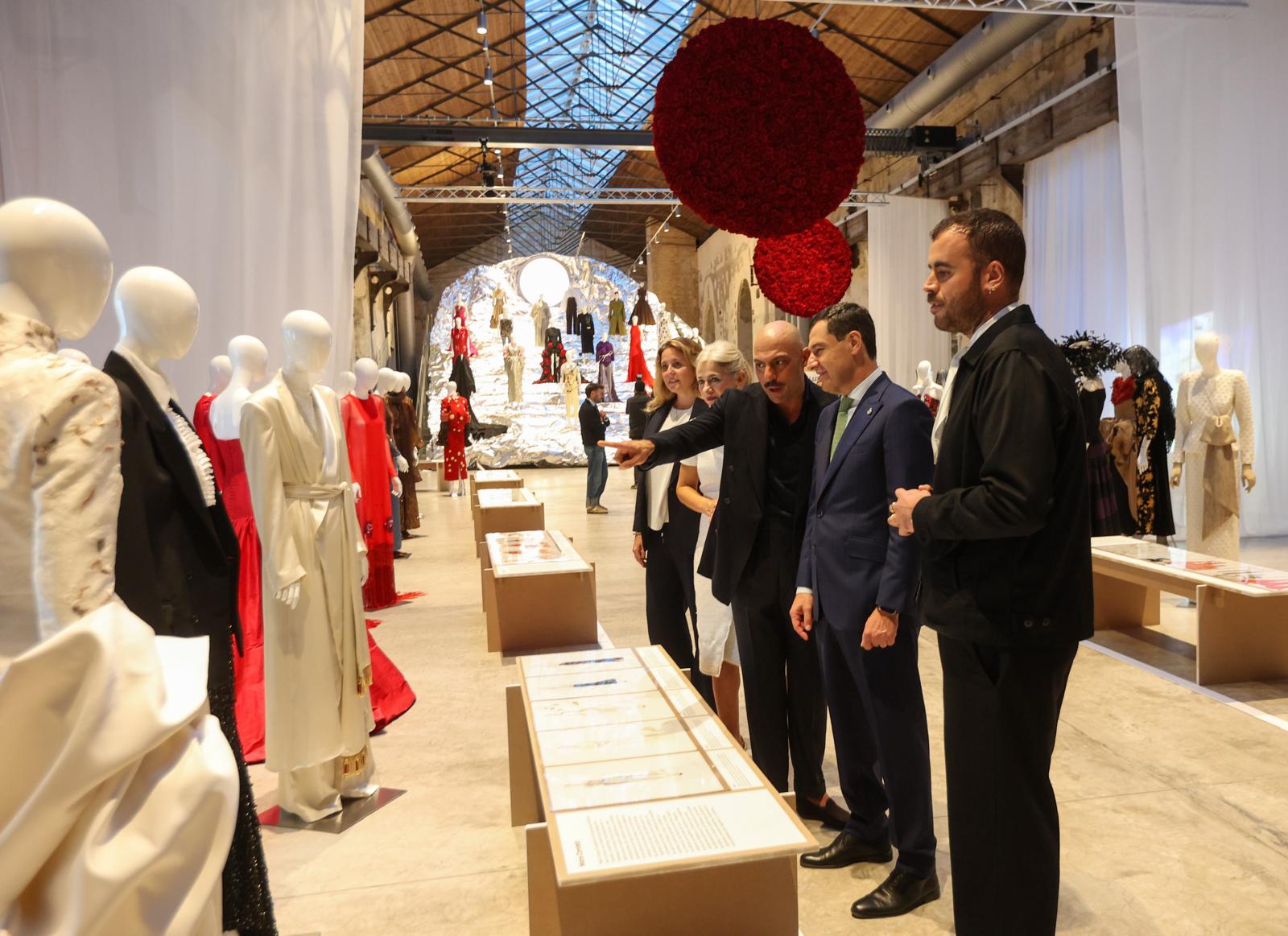 El comisario de la muestra enseña al presidente de la Junta de Andalucía, Juanma Moreno, las piezas