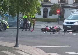 Herido un motorista al chocar con un vehículo junto al puente de Triana
