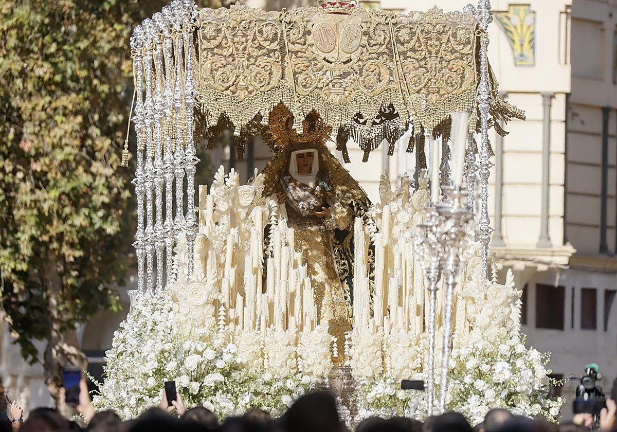 La Esperanza de Triana en su traslado a la Catedral tras la misión