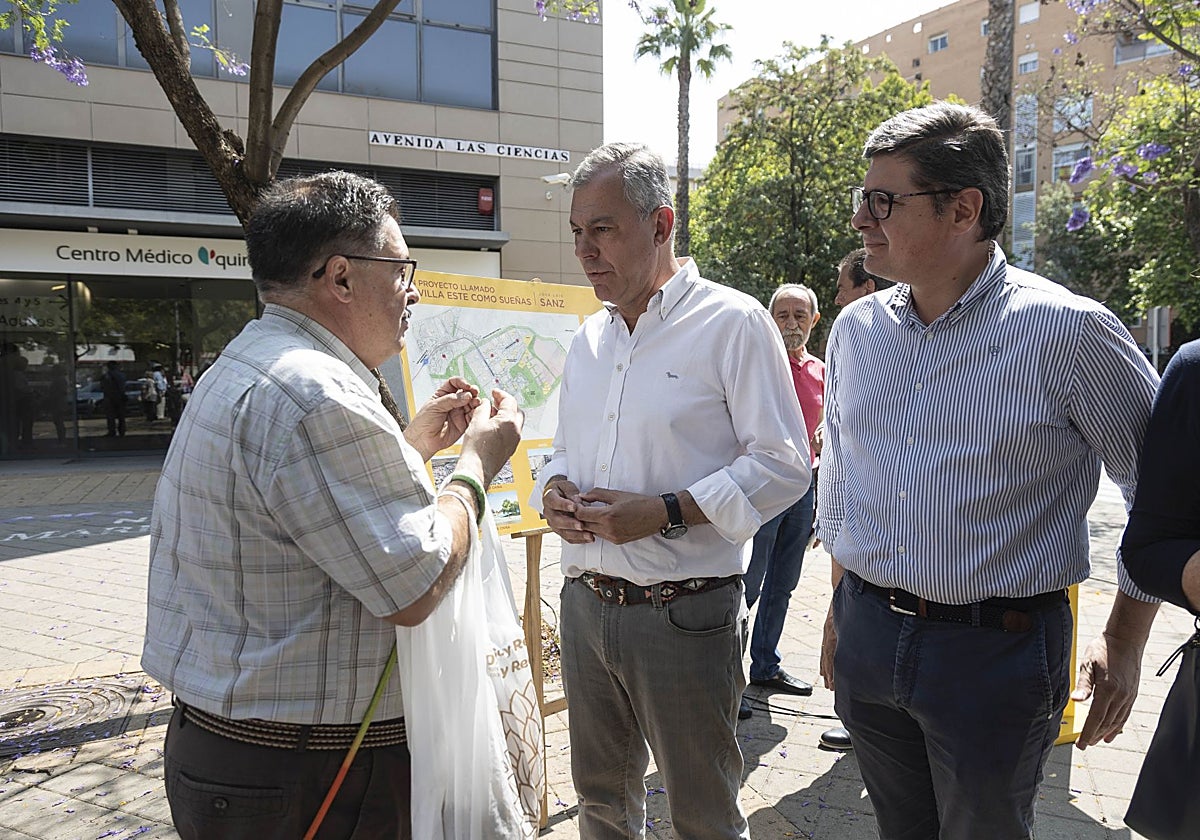 José Luis Sanz durante una visita al barrio de Sevilla Este