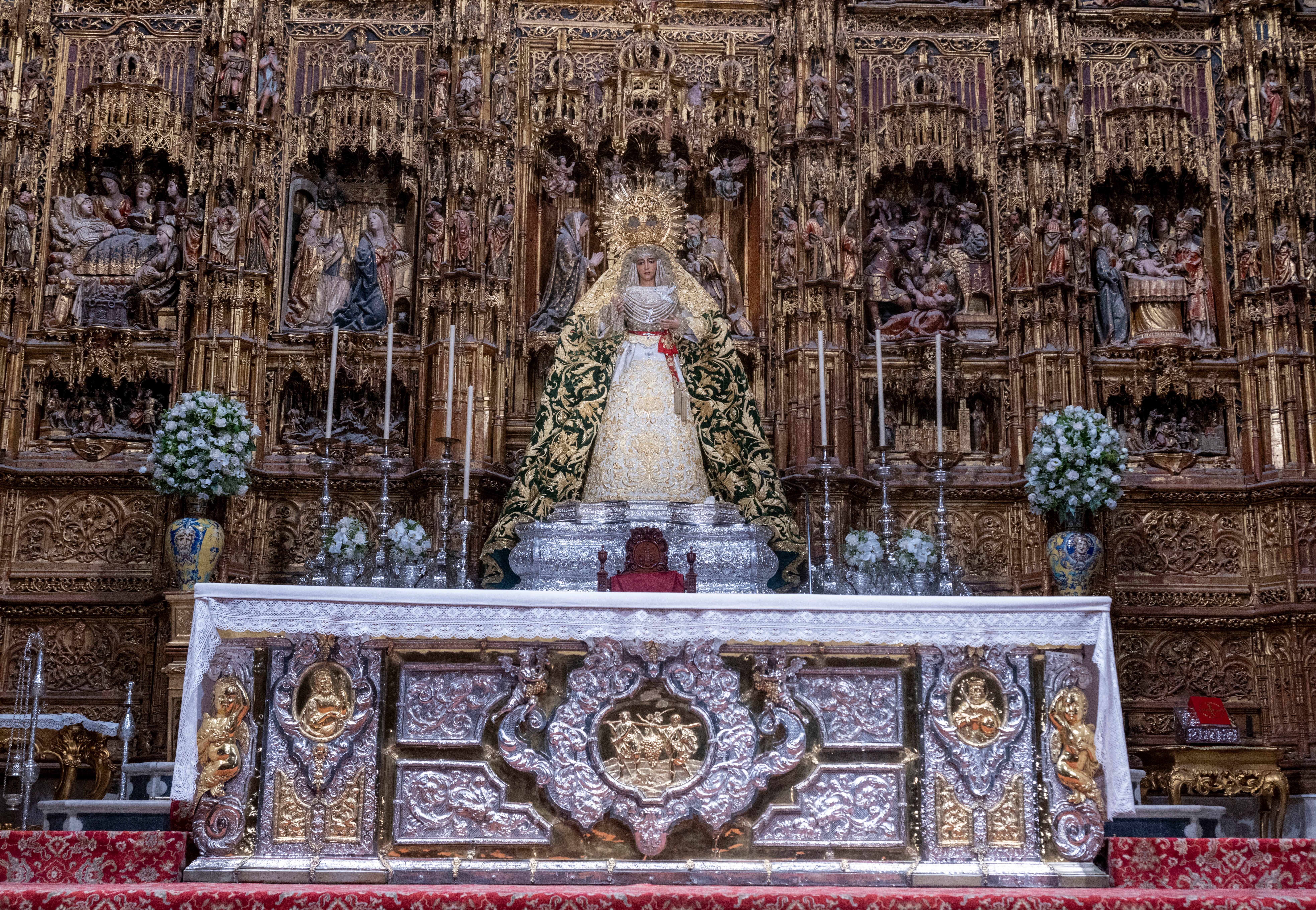 La Esperanza en el retablo mayor de la Catedral