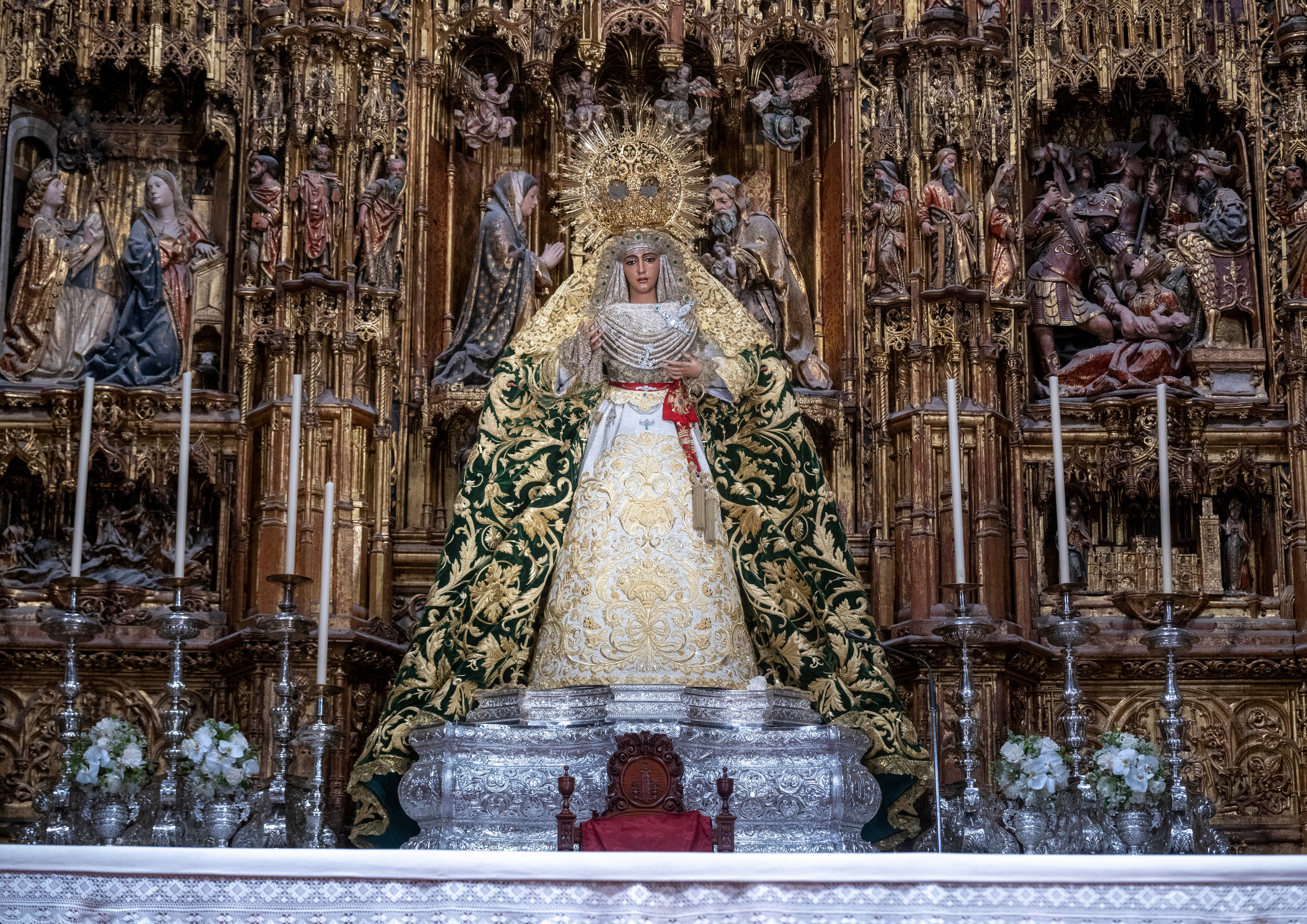 La Esperanza en el retablo mayor de la Catedral