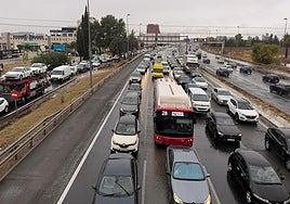 El tráfico de Sevilla se colapsa por la lluvia: coches detenidos, vías cortadas y semáforos apagados