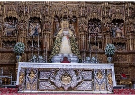 La Esperanza de Triana recibe culto por primera vez en el retablo mayor de la Catedral de Sevilla