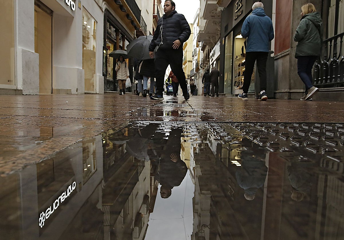 Charcos en las calles del Centro de Sevilla por las lluvias caídas en las últimas horas