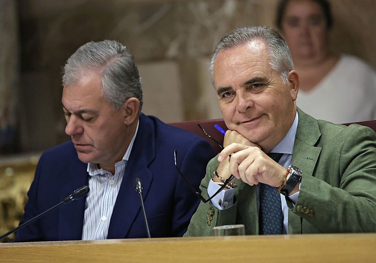El alcalde José Luis Sanz junto al delegado de Hacienda, Juan Bueno