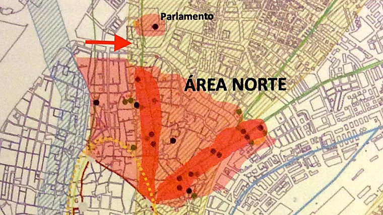 Vías romanas señaladas en rojo oscuro y en verde sobre el parcelario actual. En negro los hallazgos de necrópolis romana. Señalada con flecha roja la calzada a la altura de la calle Don Fadrique, fuera de la Puerta de la Macarena. Imagen: Daniel González Acuña (Forma Urbis Hispalensis)