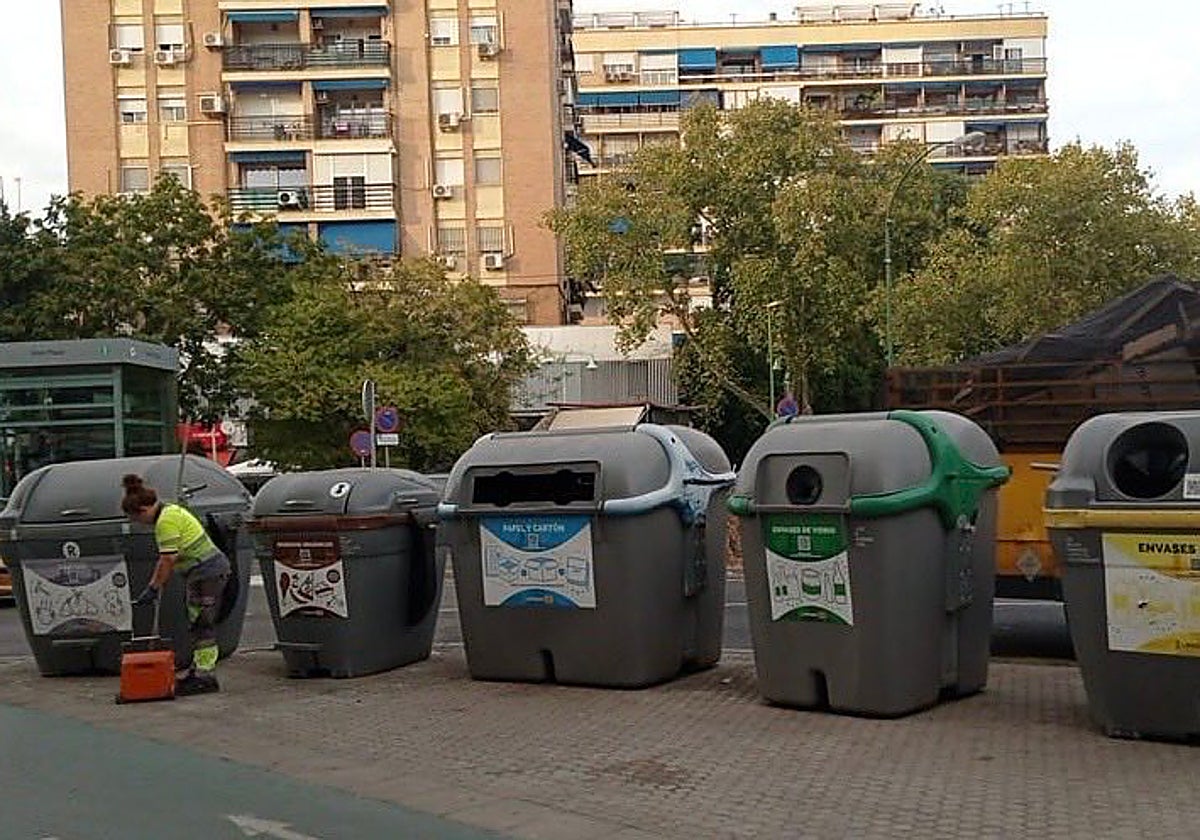 Imagen de varios contenedores ubicados en Gran Plaza, en Sevilla