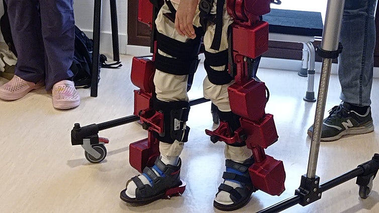 El Centro de Estimulación Precoz del Buen Fin ya tiene el primer exoesqueleto de Sevilla