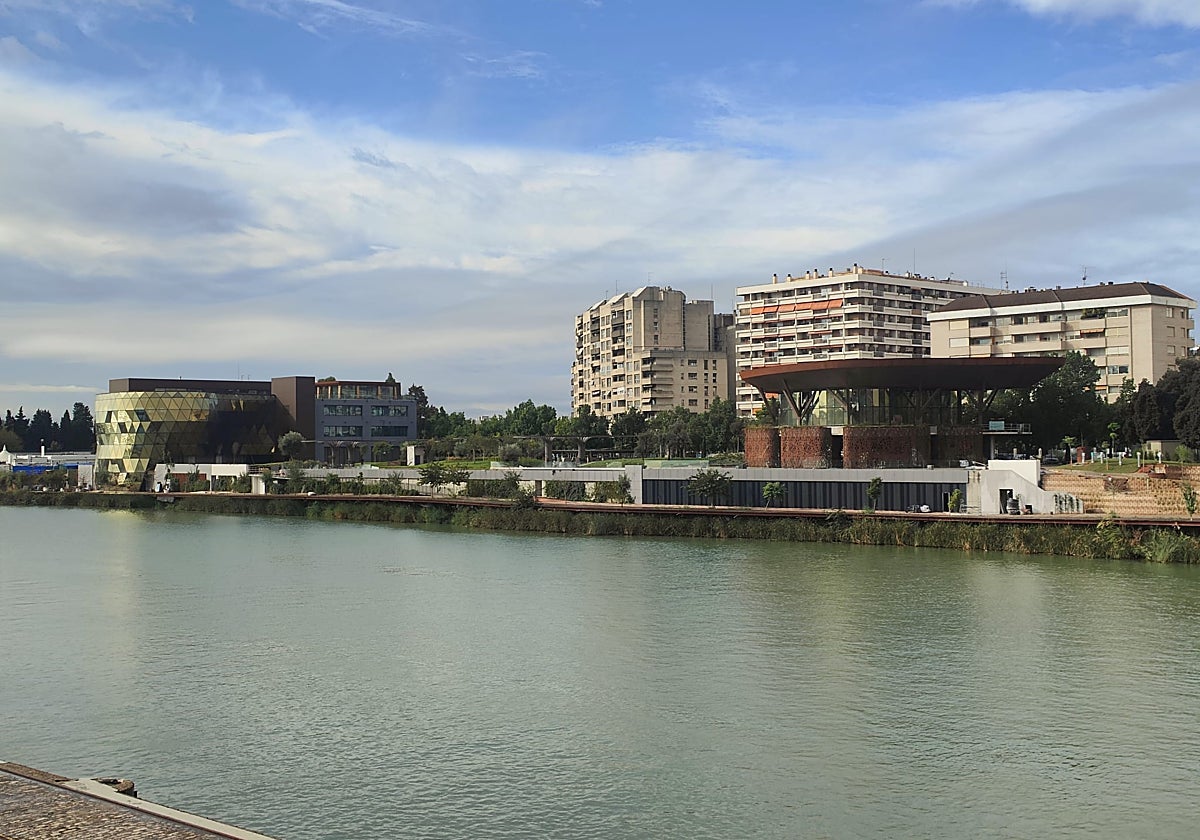 El estado actual del Jardín de las Cigarreras, con los edificios construidos pero en bruto en su interior