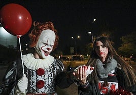 La OCU manda un aviso sobre la sangre falsa en los disfraces de Halloween: «No es un juguete»