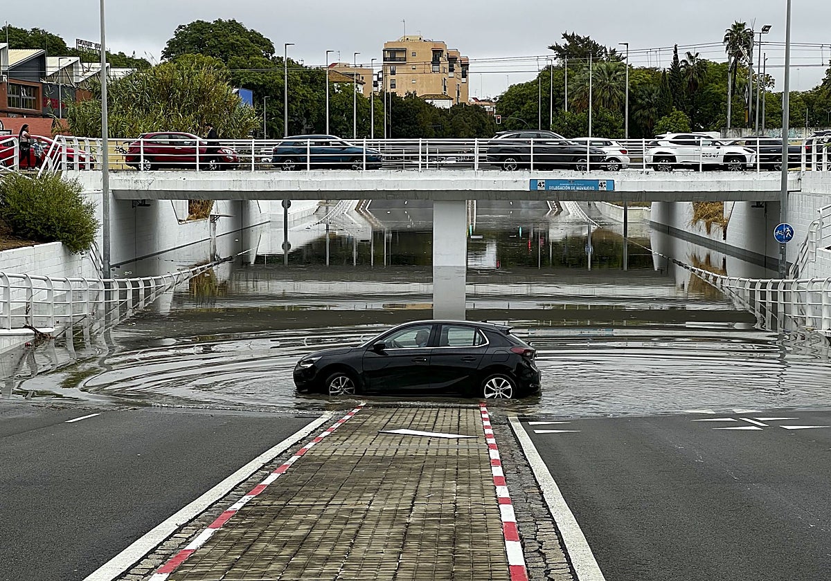 Vista del paso inferior de la calle Alfonso Lasso De la Vega de Sevilla, completamente inundado