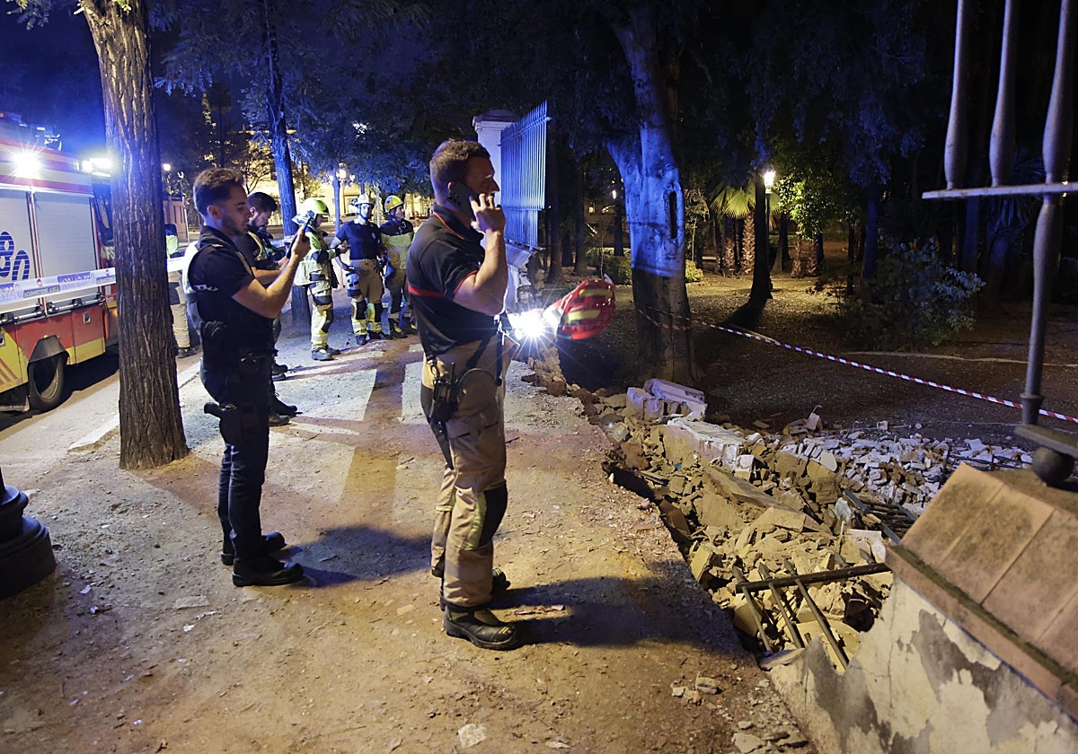 Bomberos se personan ante la caída del muro