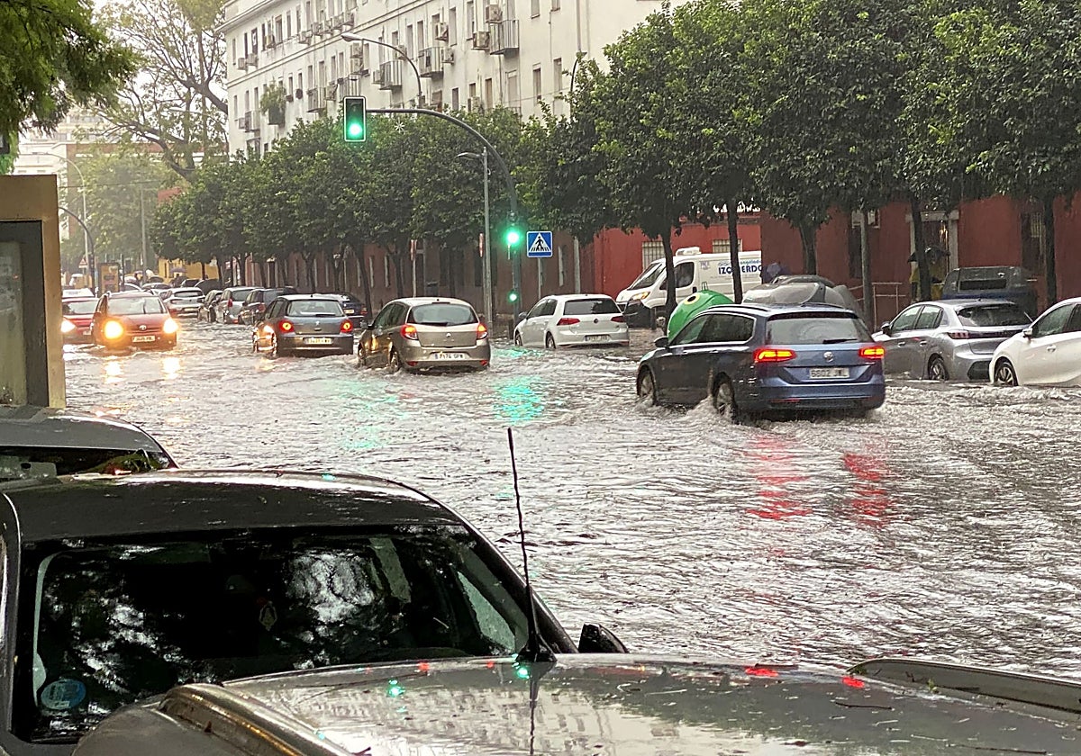 Las lluvias inundaron numerosas calles en Sevilla, entre ellas la de López de Gomara