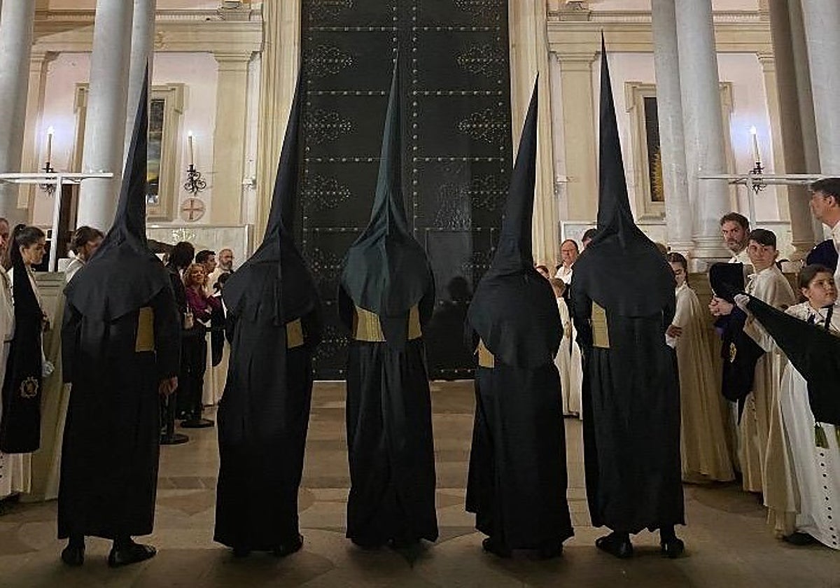 Nazarenos del Gran Poder en la basílica de la Macarena