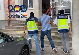 Detenido un taxista por amenazar de muerte a otro que denunció irregularidades en la parada del aeropuerto de Sevilla