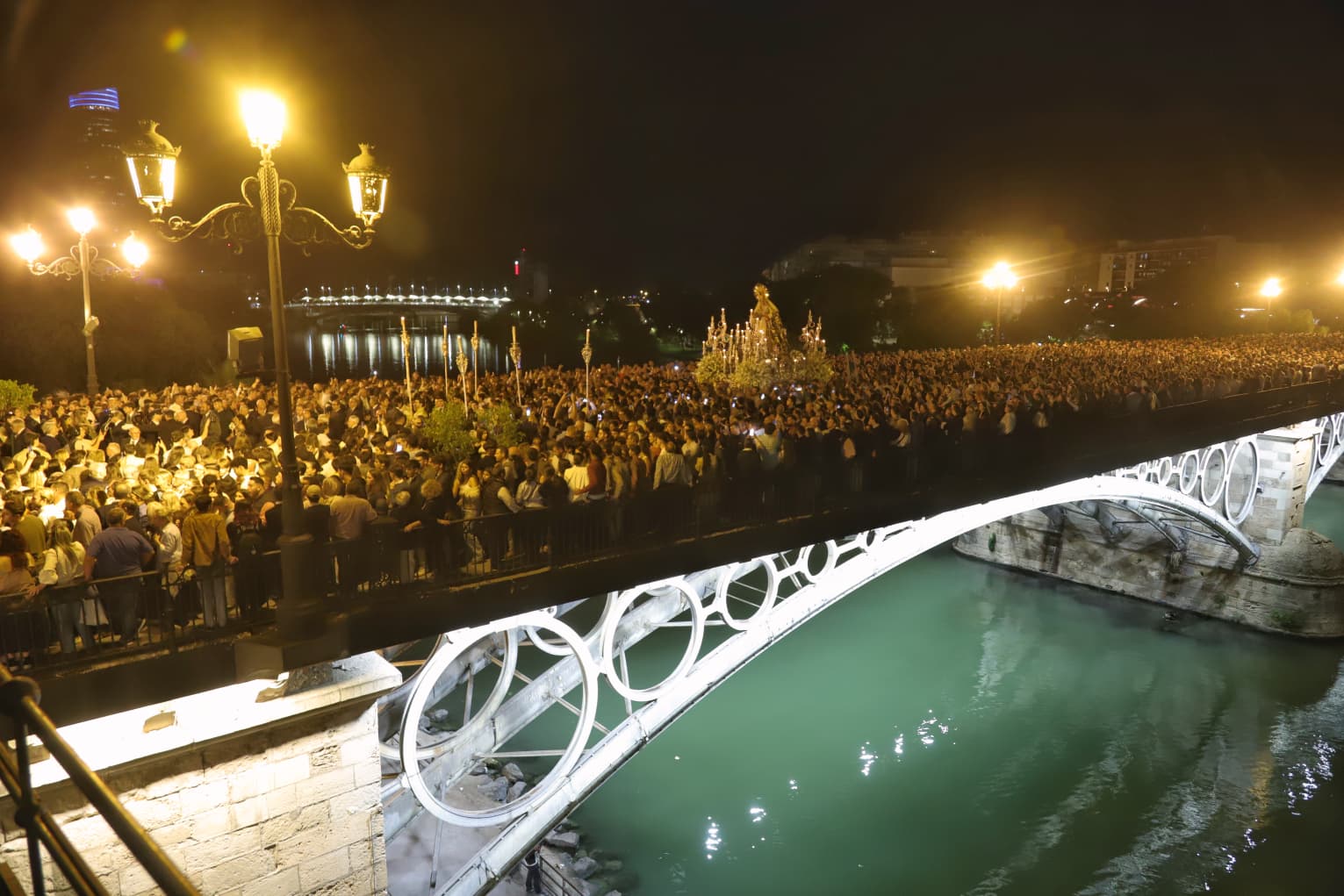 El final de la misión de la Esperanza de Triana, en imágenes