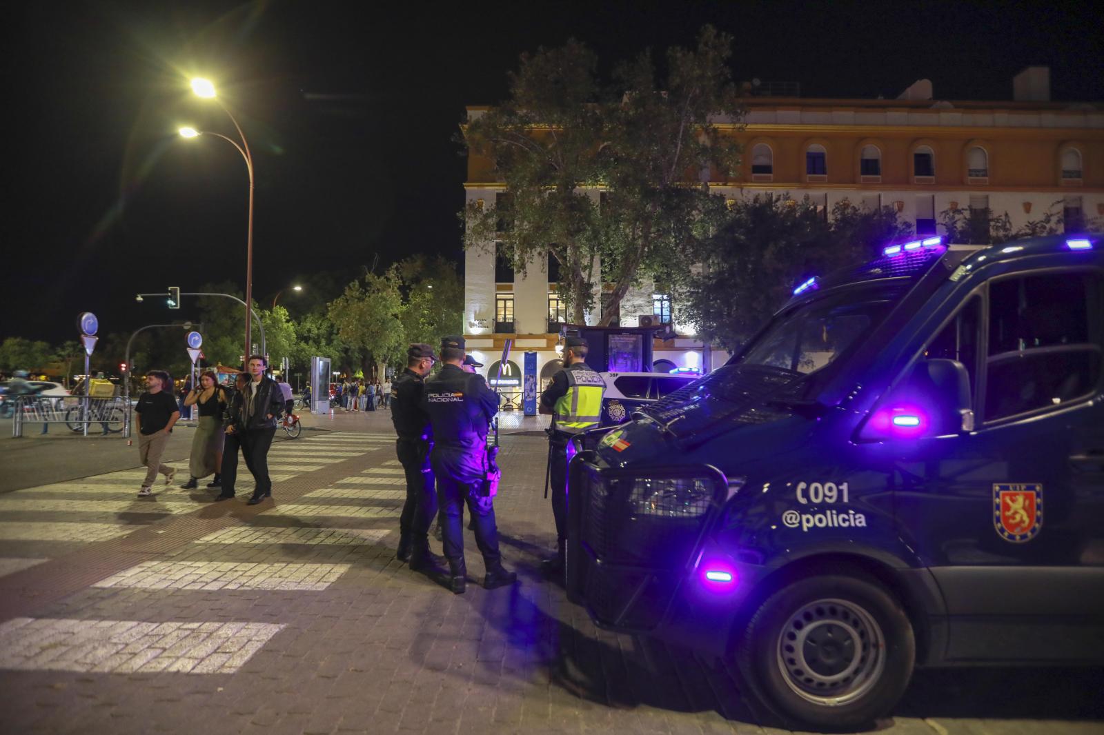 Agentes controlando el entorno de la Puerta de Jerez y el Puente de San Telmo