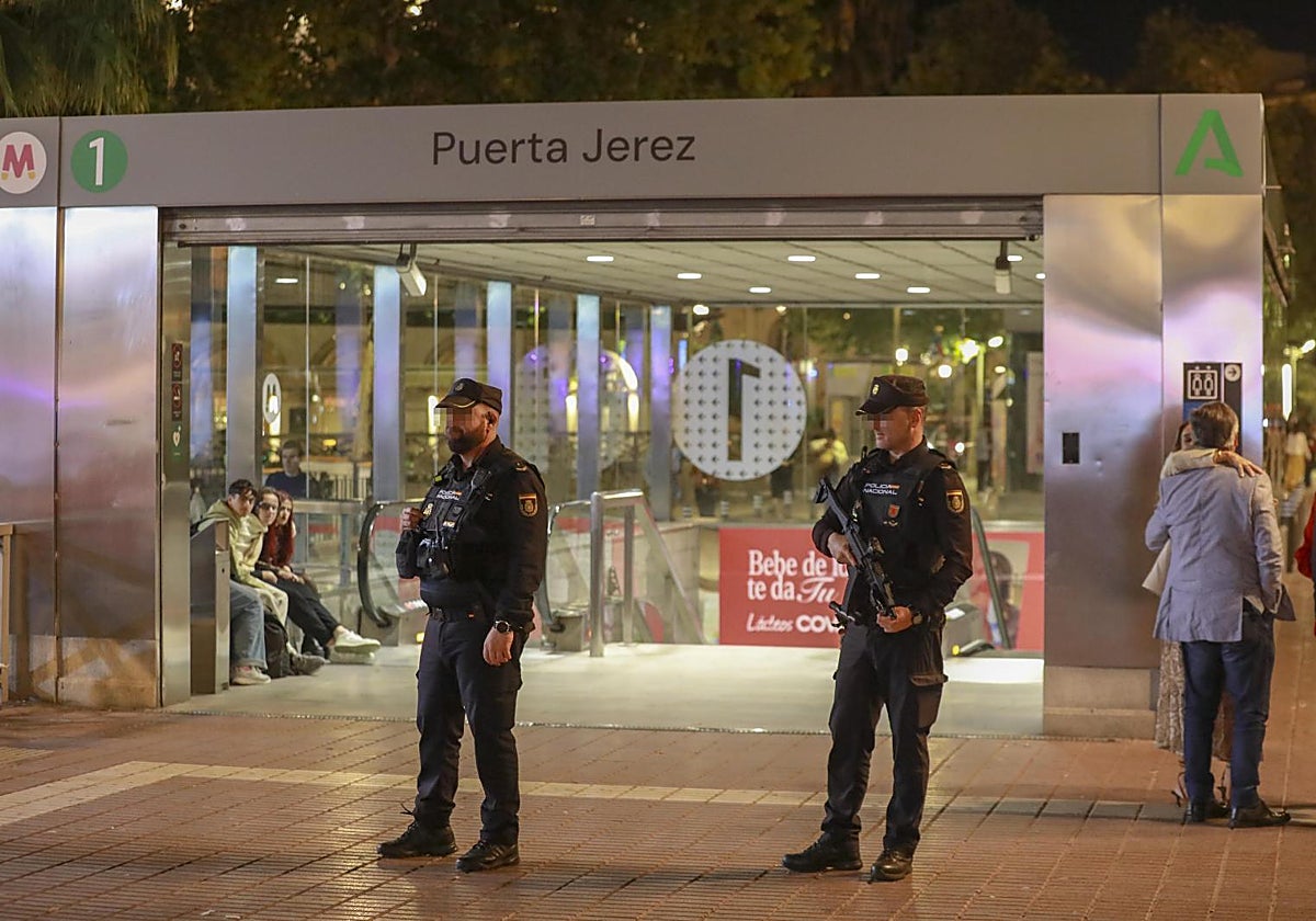 Agentes en la estación de metro de la Puerta de Jerez
