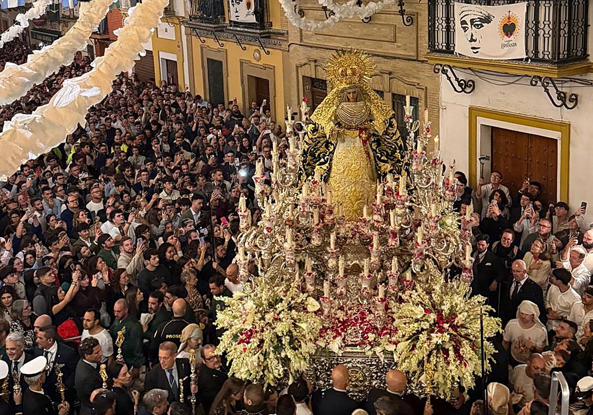 La Esperanza de Triana, delante de su capilla