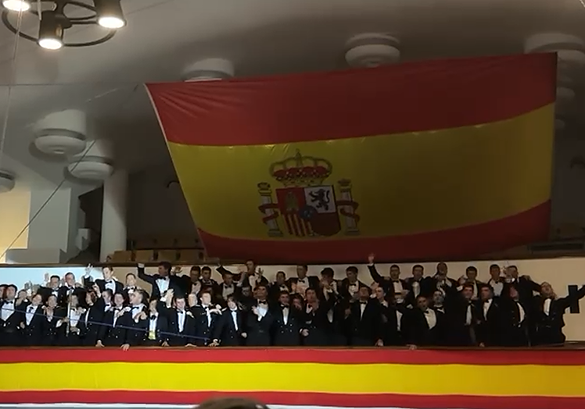 Momento en el que los estudiantes de la Escuela Naval Militar sorprenden cantando el 'Soy Español' de José Manuel Soto durante un acto