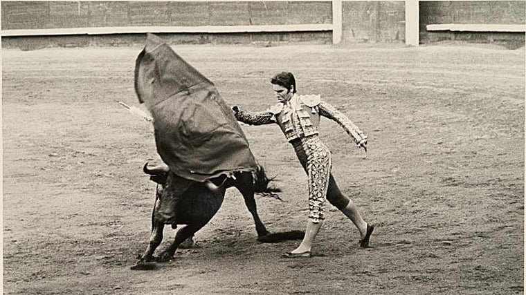 Corrida de Prensa en la Plaza de Toros de Las Ventas, con toros de Victorino Martín. Rafael de Paula en un pase de pecho en una corrida de 1975