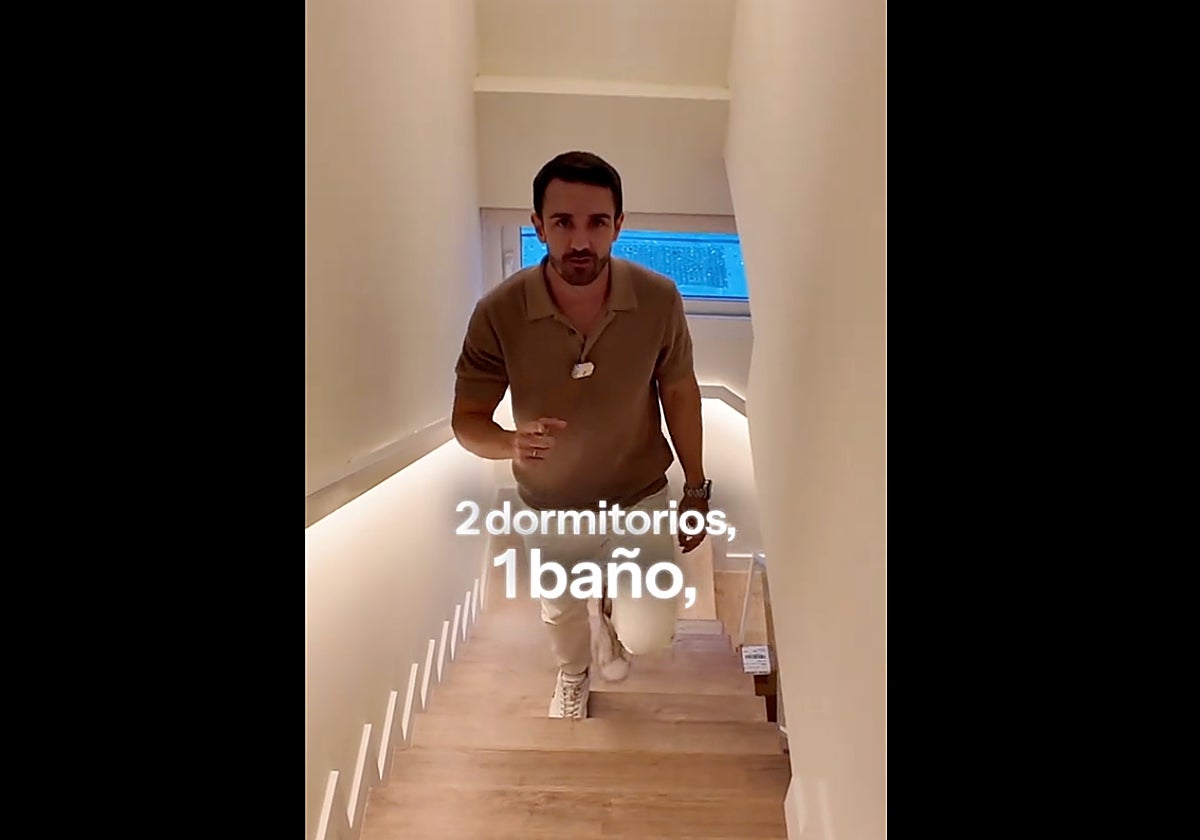 Luis de los Santos, fundador de Housvest, mostrando uno de los apartamentos